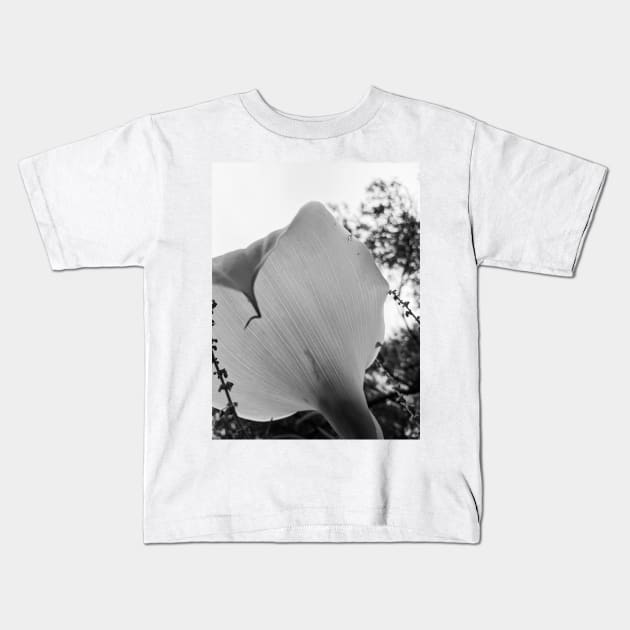 Calla Lily black and white Kids T-Shirt by aeolia